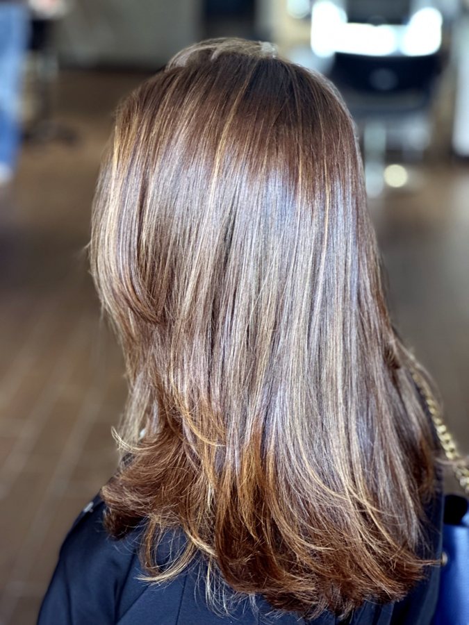 Swipe through to check out this dimensional Balayage & Glaze from every angle! We aimed for a seamless, natural grow-out with maximum gloss using…